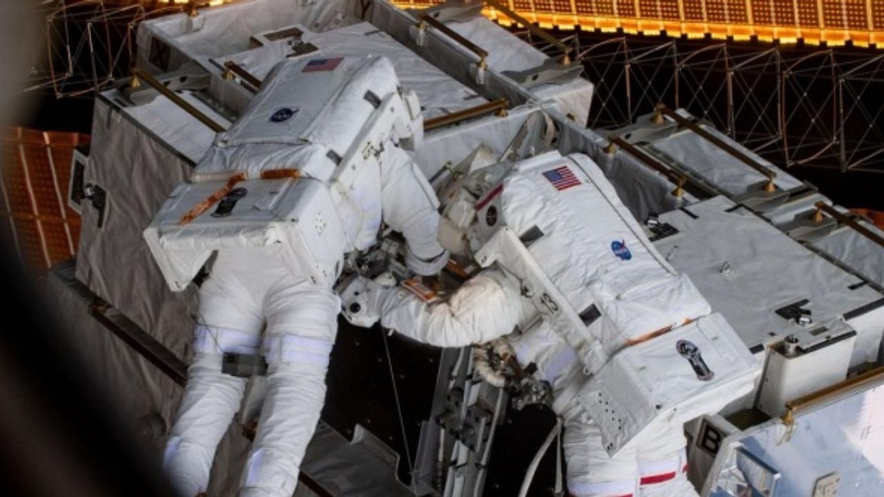Rus uzay dairesi açıkladı: Turistler ilk defa uzay yürüyüşü yapacak