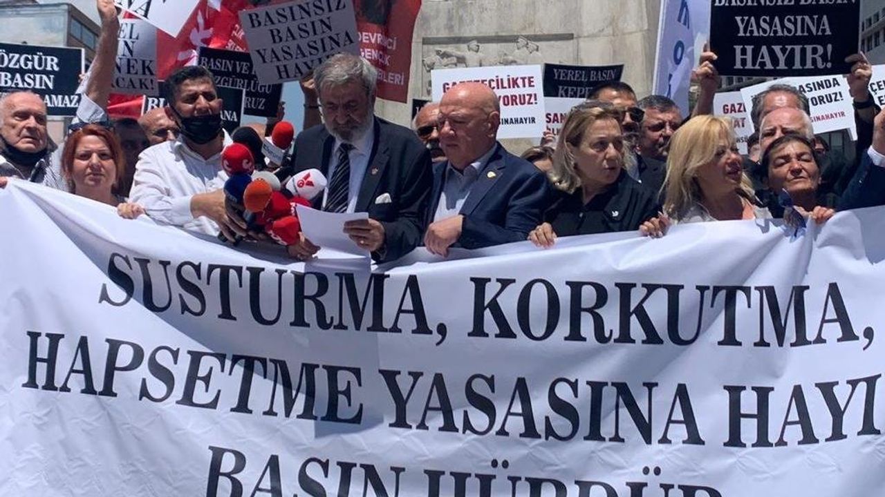 Atatürk anıtı önünde ‘sansür yasası’ eylemi