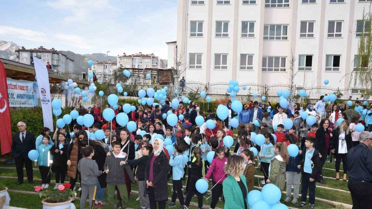 Mavi balonlar otizm farkındalığı için gökyüzüne bırakıldı
