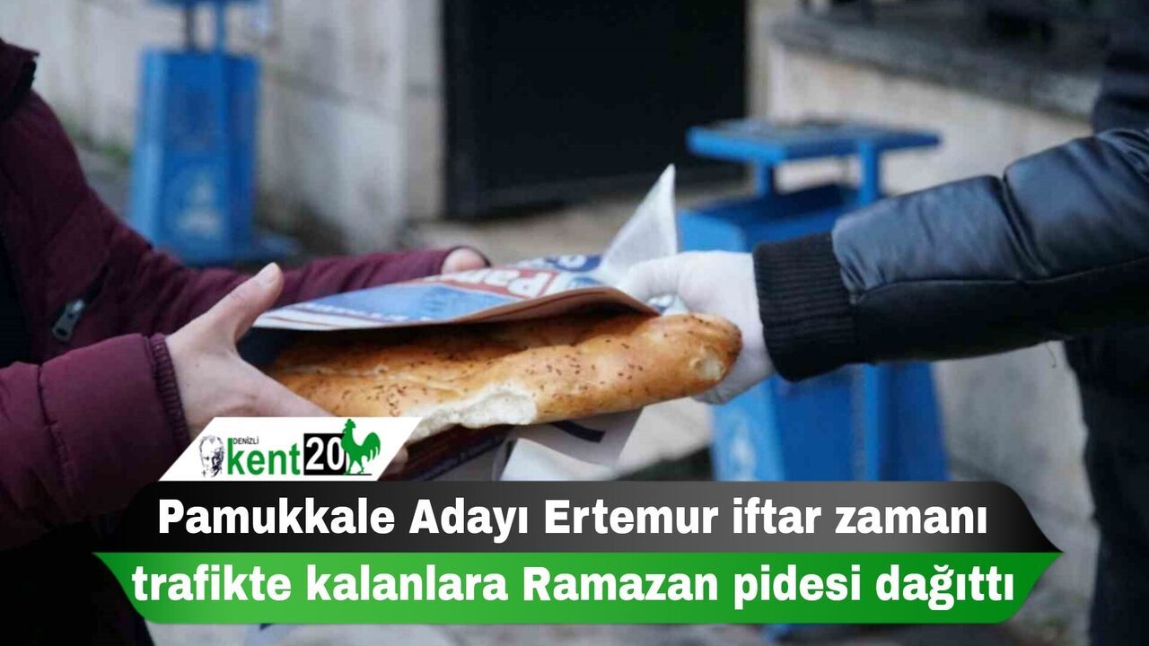 Pamukkale Adayı Ertemur iftar zamanı trafikte kalanlara Ramazan pidesi dağıttı