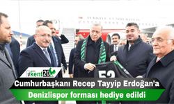 Cumhurbaşkanı Recep Tayyip Erdoğan’a Denizlispor forması hediye edildi