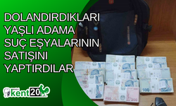 Dolandırdıkları yaşlı adama suç eşyalarının satışını yaptırdılar