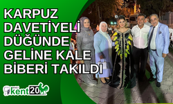 Karpuz davetiyeli düğünde geline Kale biberi takıldı