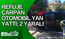 Refüje çarpan otomobil yan yattı; 2 yaralı