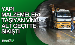 Yapı malzemeleri taşıyan vinç alt geçitte sıkıştı