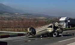 Aydınlatma direğine çarpıp takla atan otomobil hurdaya döndü; 2 yaralı