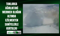 Tonlarca ağırlıktaki mermer bloğun altında ezilmekten saniyelerle kurtuldu