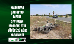 Kaldırıma çarpıp 30 metre savrulan motosikletin sürücüsü ağır yaralandı
