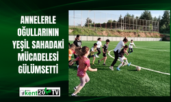Annelerle oğullarının yeşil sahadaki mücadelesi gülümsetti