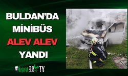 Buldan’da Minibüs Alev Alev Yandı