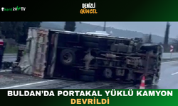 Buldan’da portakal yüklü kamyon devrildi