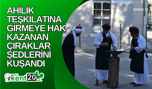 Ahilik teşkilatına girmeye hak kazanan çıraklar şedlerini kuşandı