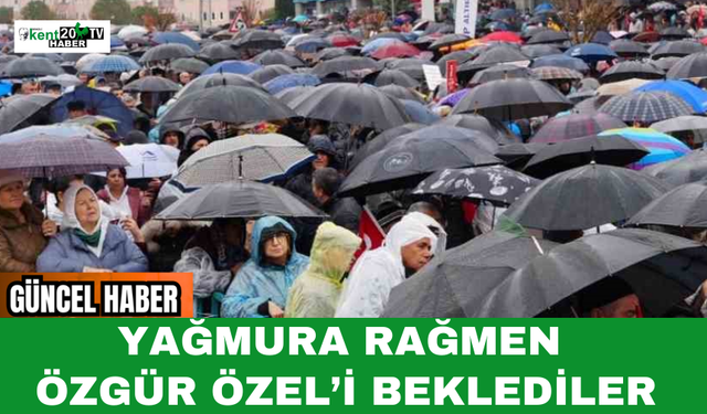 Yağmura Rağmen Özgür Özel’i Beklediler