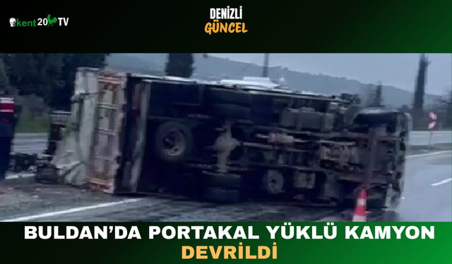 Buldan’da portakal yüklü kamyon devrildi
