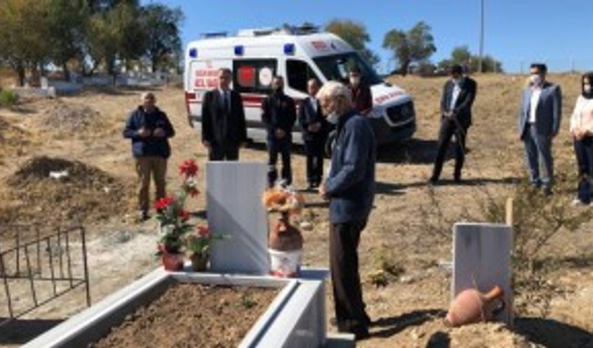 Eşinin vasiyeti olan ambulansla ilk önce mezarlığa gitti