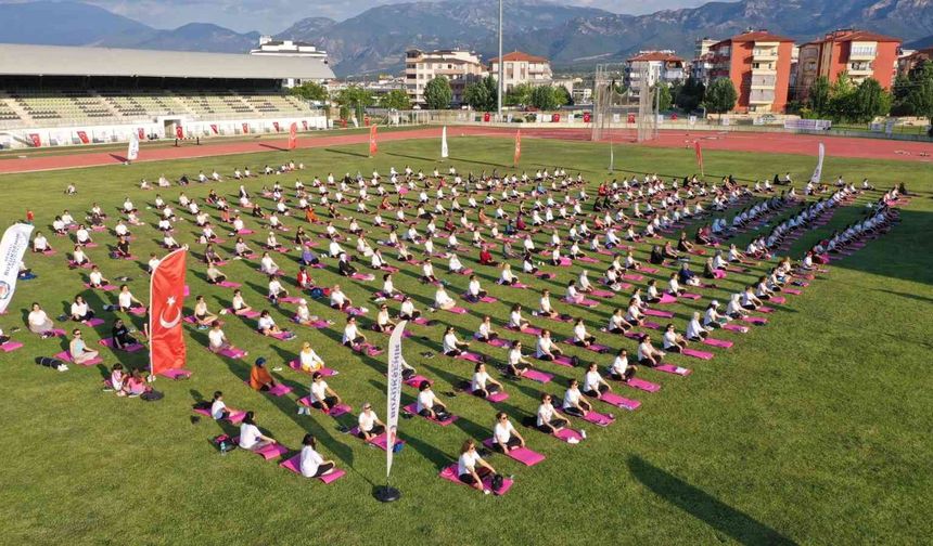 500 kadın birlikte yoga yaptı