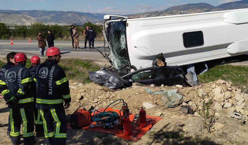 Alman turistleri taşıyan midibüs otomobili ezdi: 1 ölü 24 yaralı
